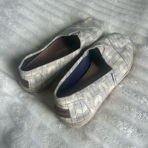 Toms Womens US7 Cream Patterned Loafers